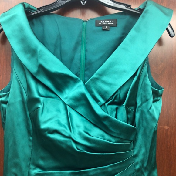 Stunning Emerald green satin dress - Picture 2 of 6